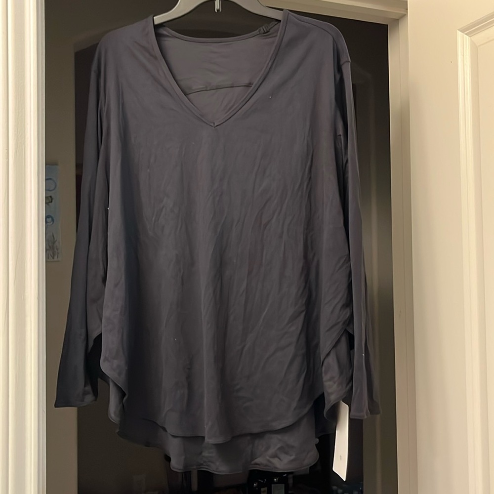 NWT Lululemon Vneck Long  Sleeve Relaxed Fit Top 12